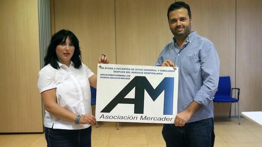 Rocío Calderón y Alberto Burgos Mercader, ayer en la antigua Tabacalera, con un cartel de la asociación de apoyo a pacientes con ictus.