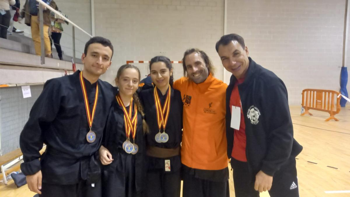 Los medallistas crevillentinos y sus entrenadores en el campeonato de España de kung-fu