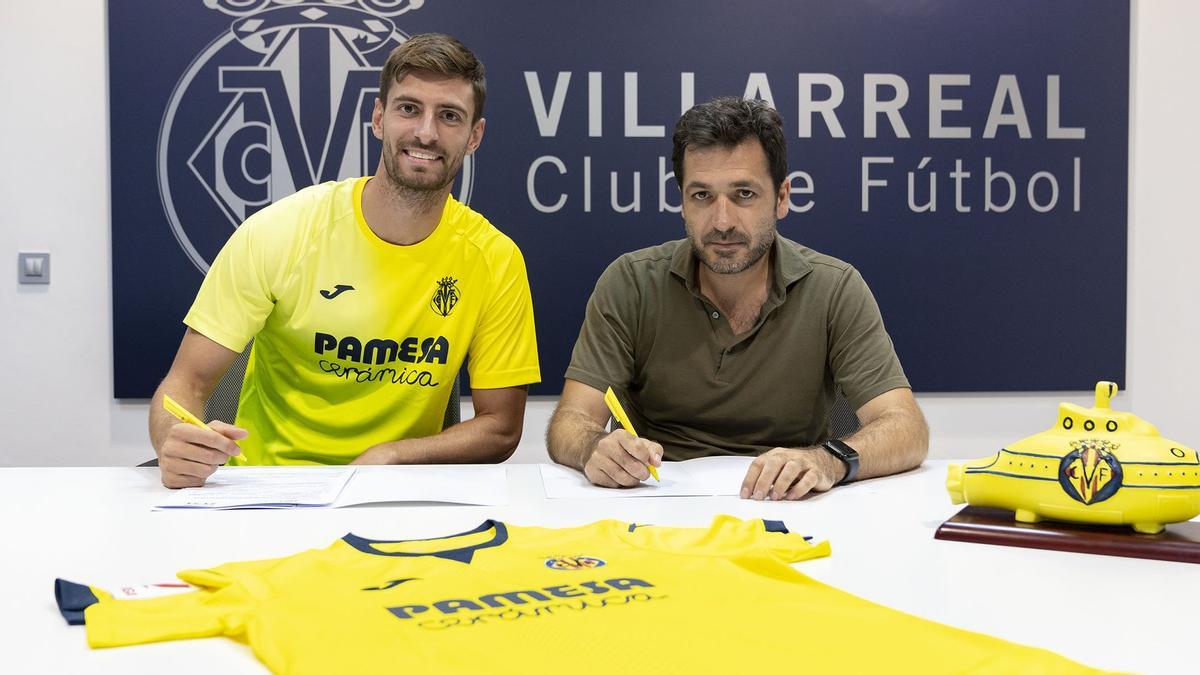 Gabbia, firmando su contrato como 'groguet' junto a Fernando Roig Negueroles.