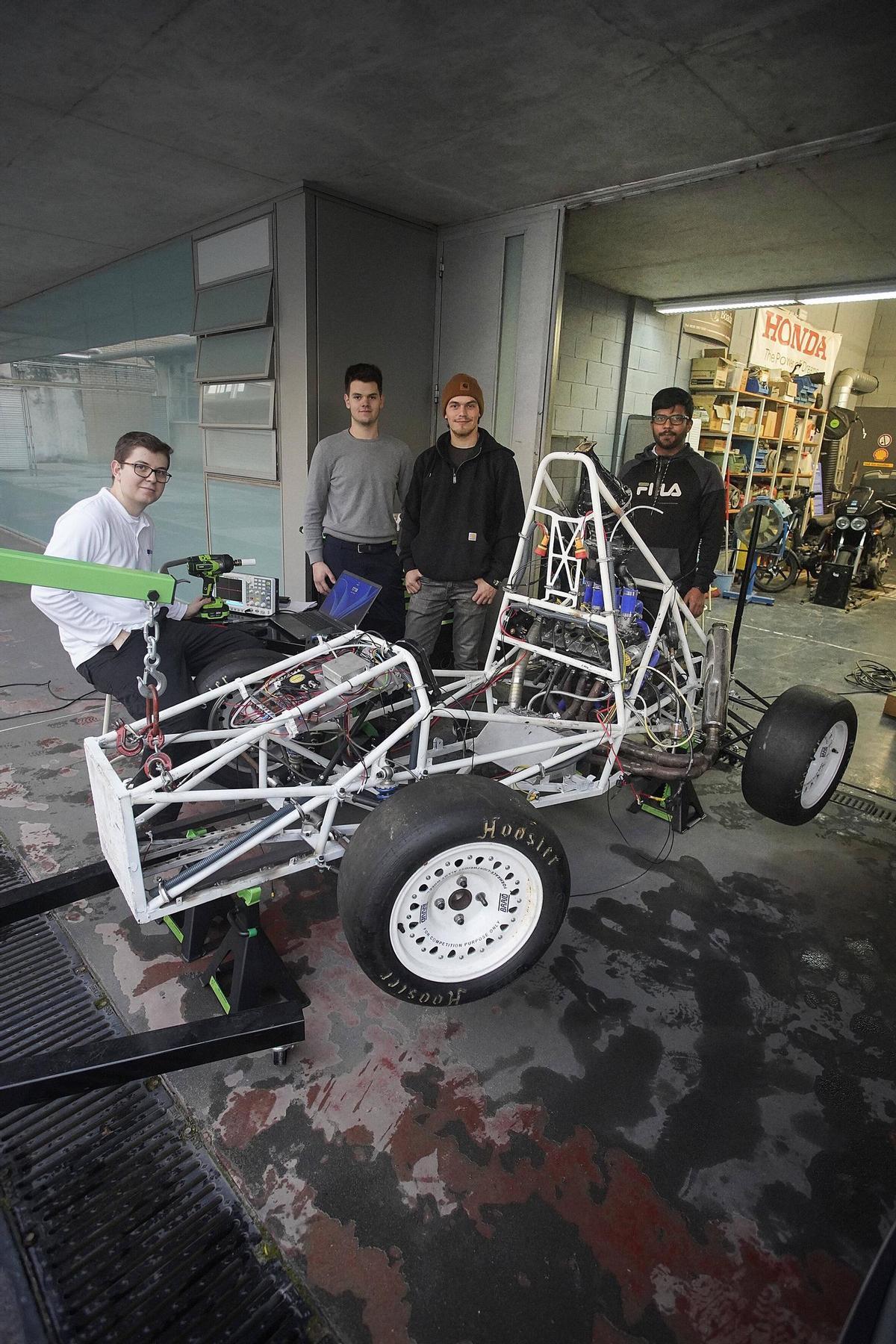 Quatre integrants de l’UdG Racing Division al taller que hi ha al campus de Montilivi.