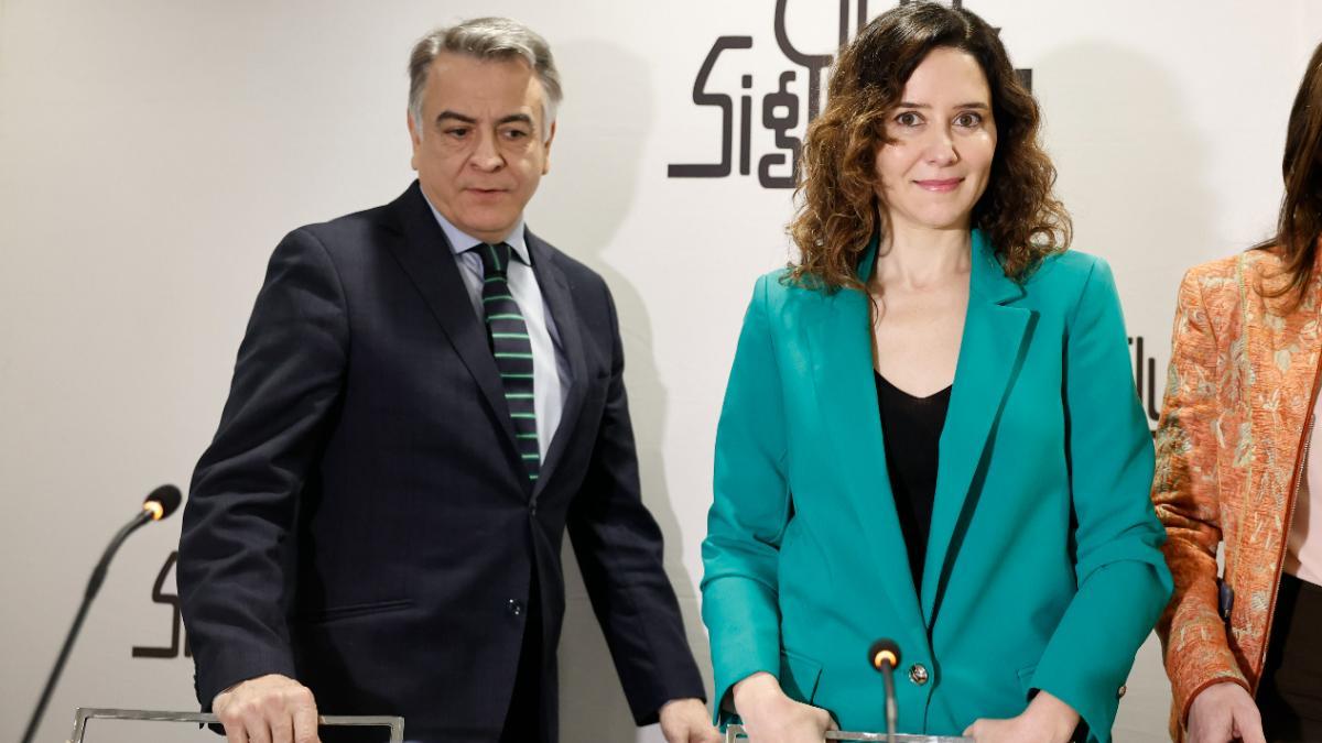 El presidente del PP vasco y candidato a las elecciones autonómicas, Javier de Andrés, con Isabel Díaz Ayuso en Madrid a principios de marzo.