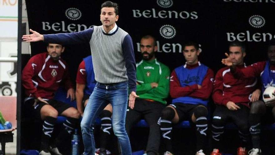 Iván Ania da instrucciones asus jugadores durante un partido.