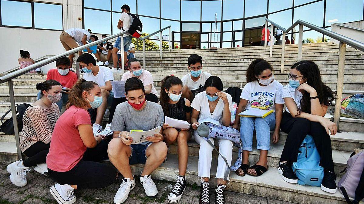 Estudantes no campus de Pontevedra.