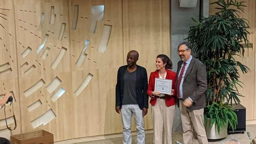 Bárbara Álvarez, al recibir el galardón en las instalaciones del CERN, en Ginebra (Suiza).