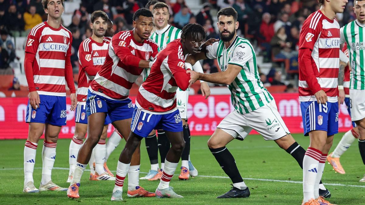 Xavi Sintes, en un lance del encuentro ante el Granada en el Nuevo los Cármenes.