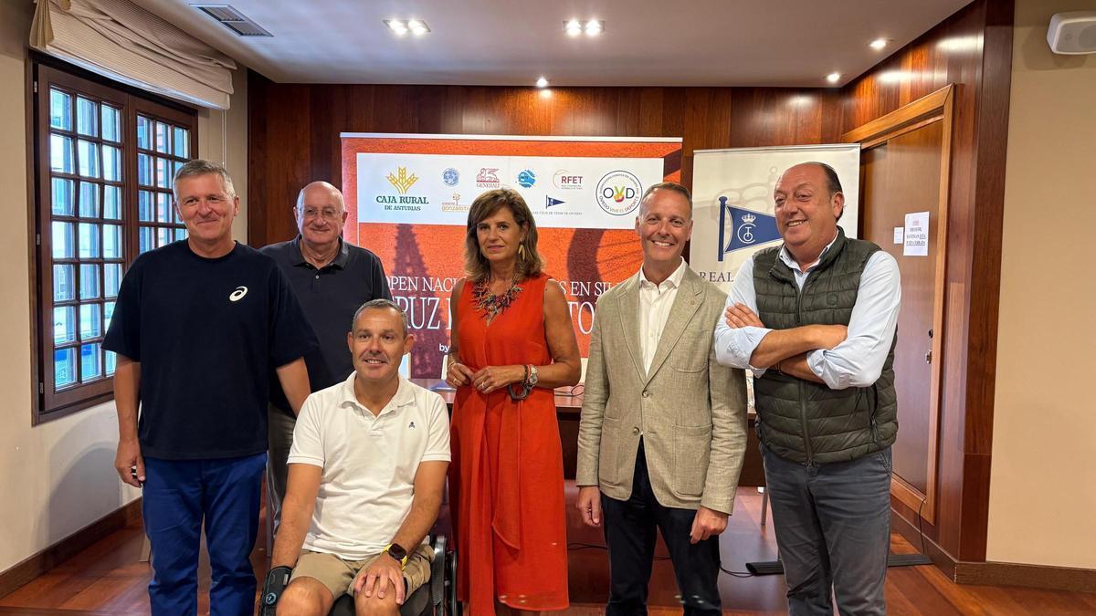 Gonzálo Pérez, Javier Rodríguez, Javier Torres, Conchita Méndez, Carlos Gayo y Ángel Prieto, esta mañana en el Real Club de Tenis de Oviedo