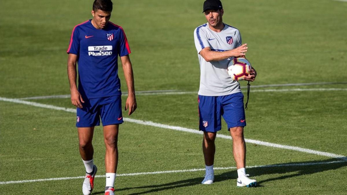 Rodri y Simeone charlando en el entrenamiento