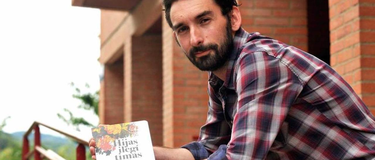 Alfredo González, en Turón, con su libro &quot;Hijas ilegítimas&quot;.