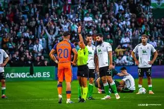 El supuesto «relato» en contra del Racing de Santander con nueve tarjetas rojas a su favor