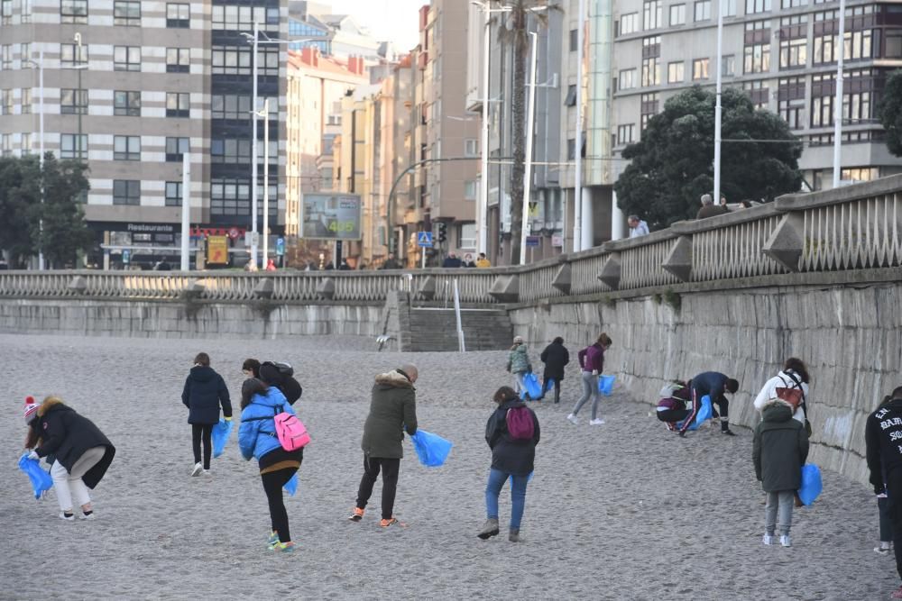 Mar de fábula | Limpieza de playas en Riazor y Orzán