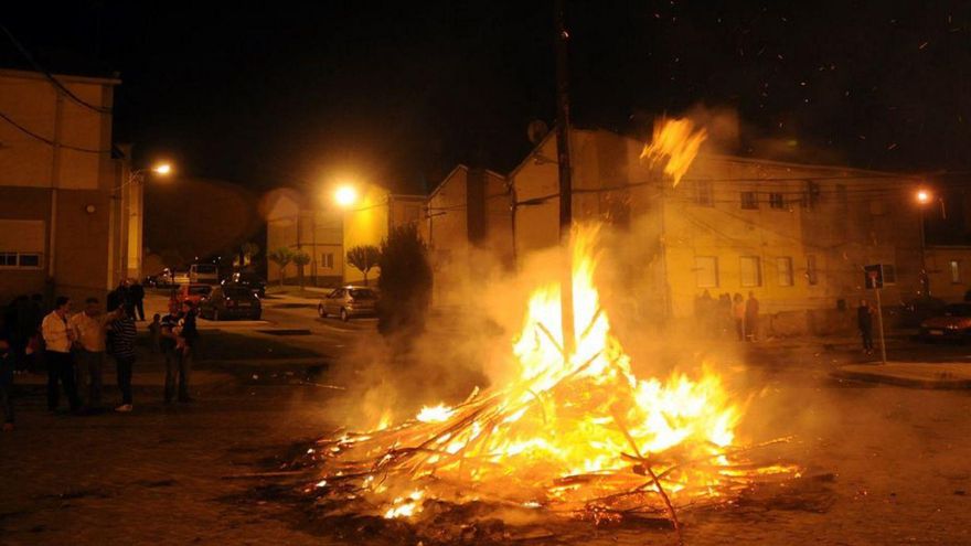 Una hoguera de San Juan en Pontevedra. | Rafa Vázquez