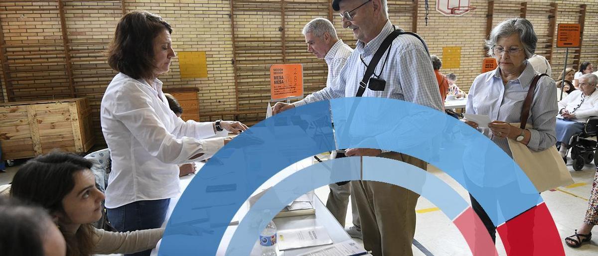 Gente haciendo cola en un colegio electoral de Pontevedra en las pasadas elecciones municipales.