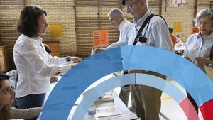 Gente haciendo cola en un colegio electoral de Pontevedra en las pasadas elecciones municipales.