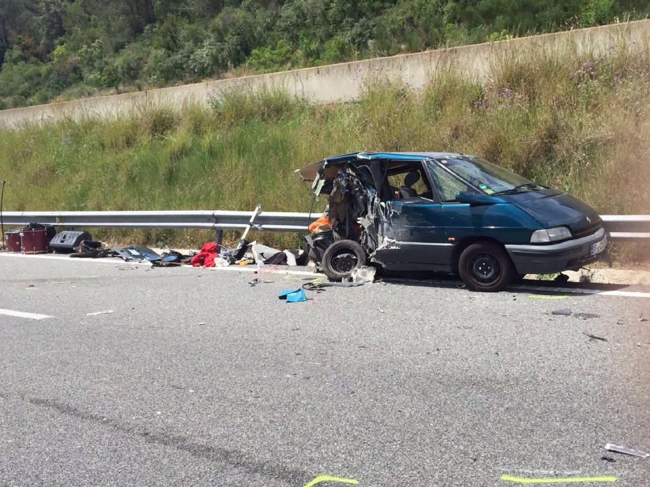 Accident entre dos vehicles a l'AP-7 a Cervià de Ter