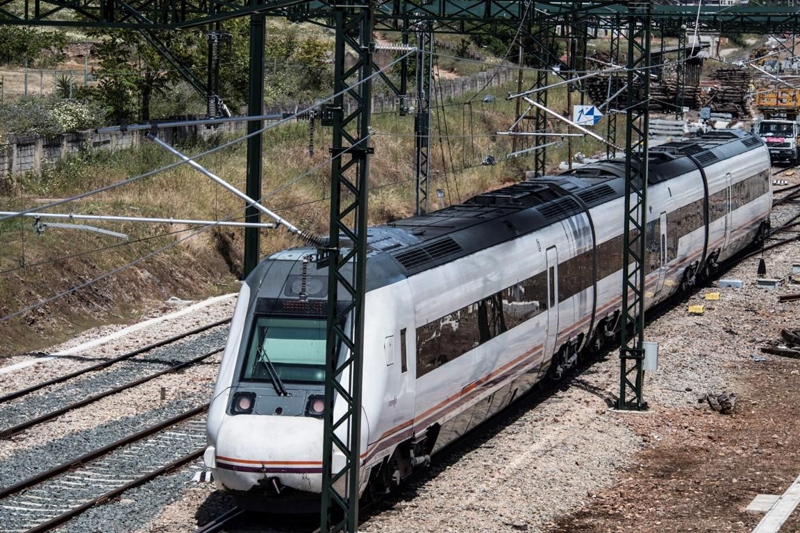 Galería | Trenes de media distancia llegan a Cáceres en imágenes de archivo