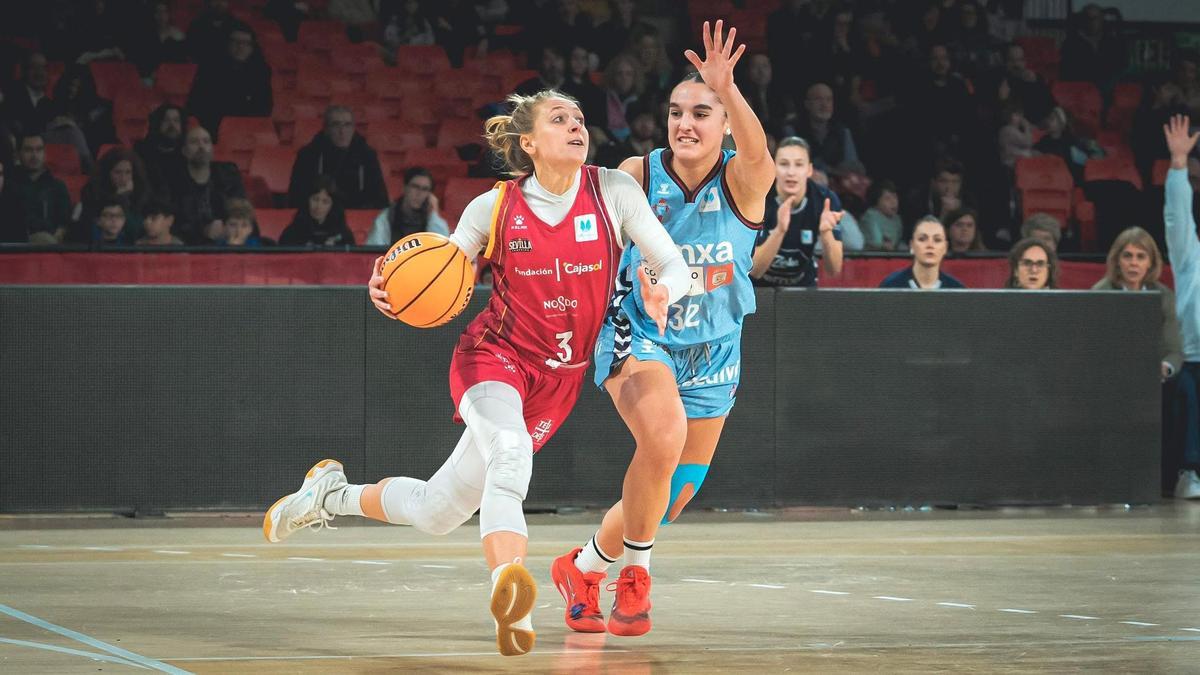 Leslie Vorphal, marcado por Salinas, en el Sevilla-Celta.