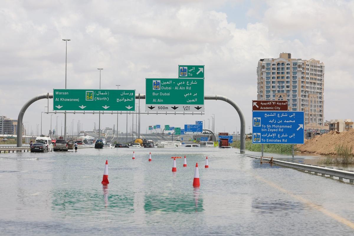Una carretera de Dubái, el miércoles, cortada por las inundaciones
