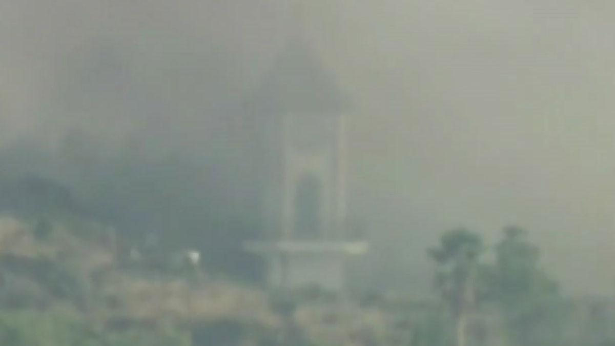 La lava derriba la iglesia de Todoque.