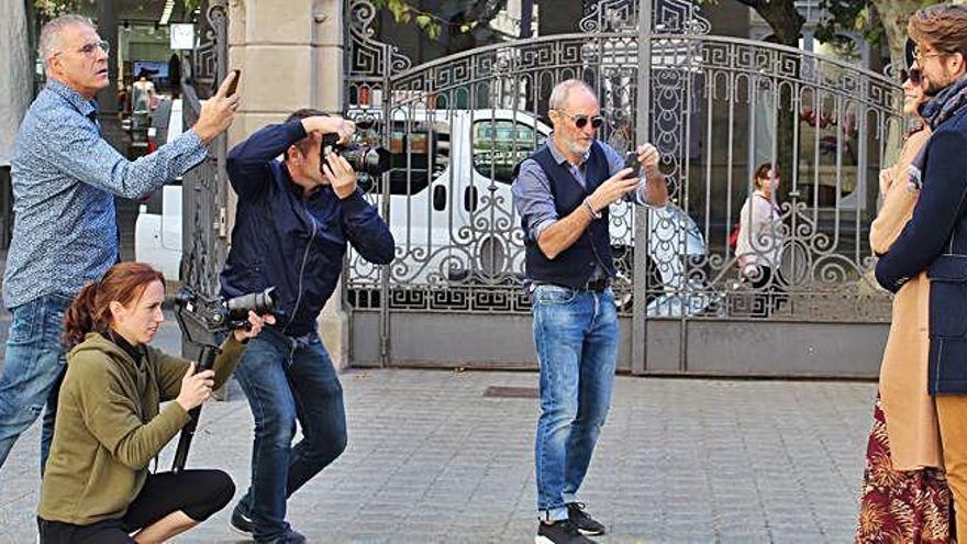 Un moment de la sessió de fotos al pati del Kursaal, ahir al mati