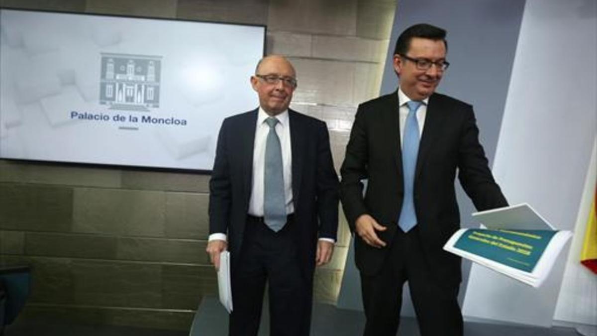 Los ministros Cristóbal Montoro y Román Escolano, el martes pasado.