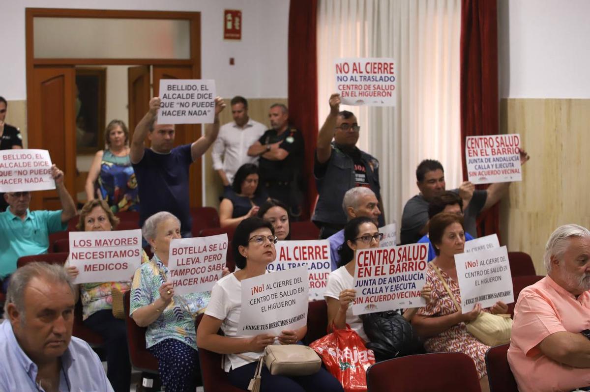 Vecinos de El Higuerón, en el salón de plenos, con una pancarta de protesta.