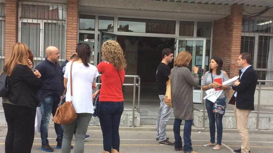 Un momento del encuentro que Medina y Ablanedo mantuvieron ayer con un grupo de padres a las puertas del colegio Corredoria I.