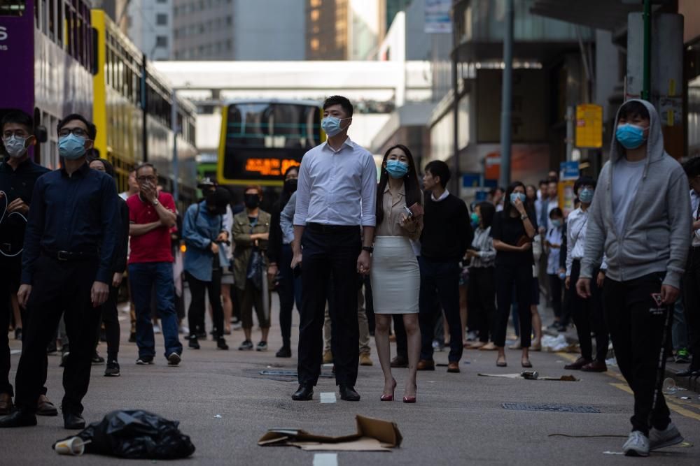 La violencia marcó este lunes una intensa jornada de huelga convocada por el movimiento de protesta hongkonés.