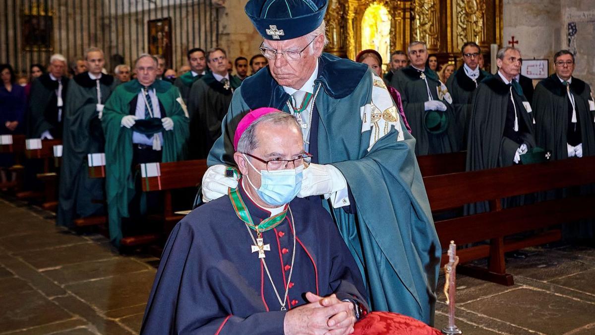 García Faria impone la venera de hermano de la Cofradía al obispo, Fernando Valera, en junio.