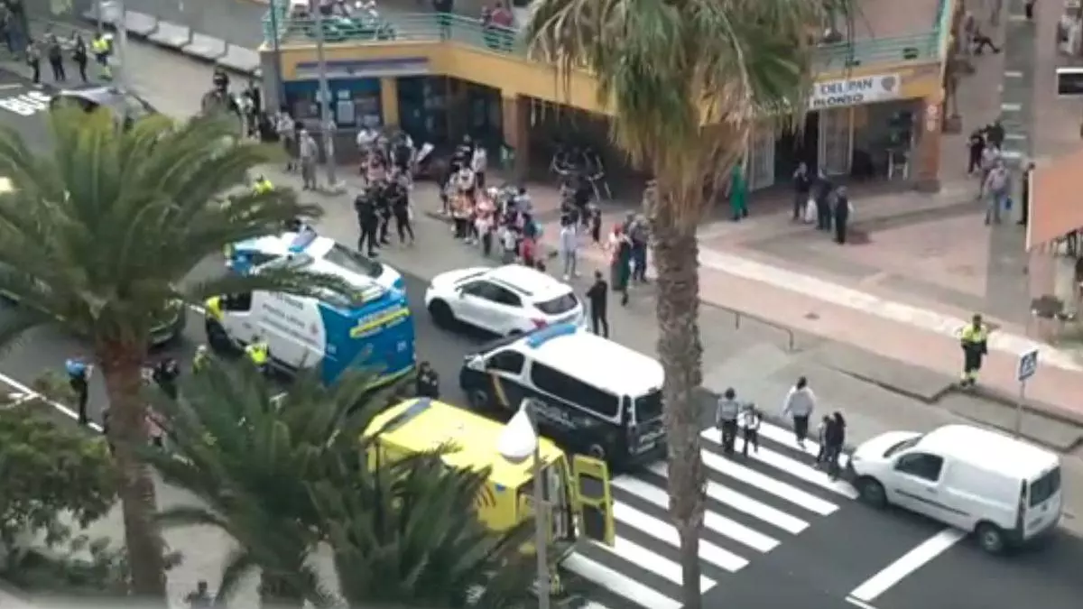 Un testigo del atropello de La Feria: "El coche no quiso esperarse al paso de peatón y se llevó a esos niños por delante"