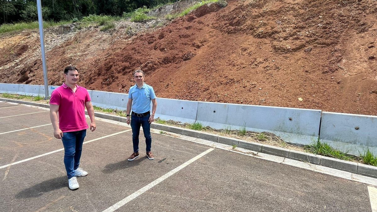 Jorge Suárez e Iván Fernández, en el aparcamiento donde ser levantará la escollera.
