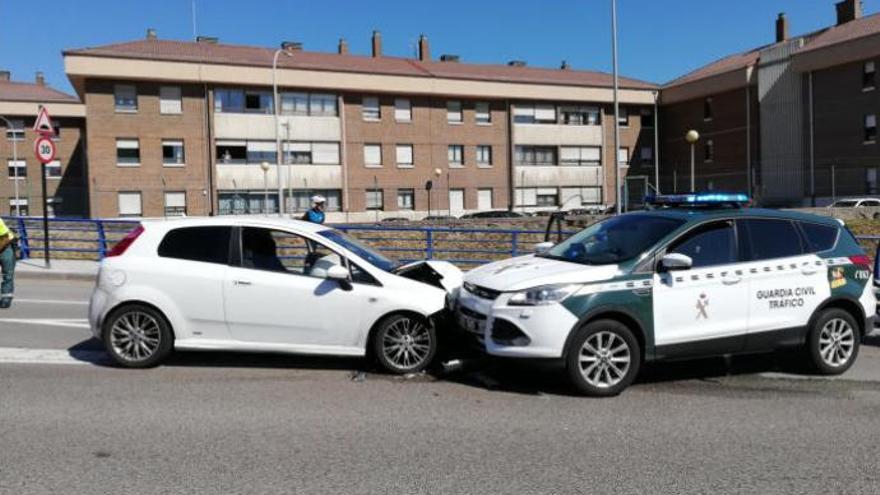 El coche en el que huía el detenido, siniestrado contra el vehículo de la Guardia Civil