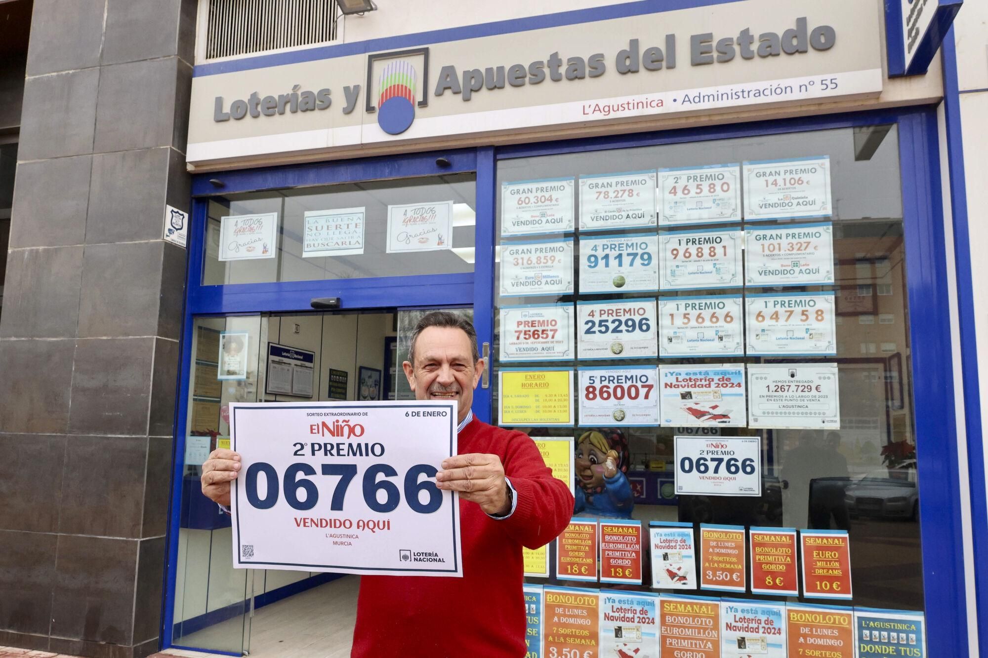 MURCIA, 06/01/2025.- El propietario de la administración L'Agustinica en el Paseo Florencia de Murcia, Pepe Imbernón (i), muestra el número premiado con el segundo premio del sorteo de la lotería del Niño, del que ha vendido 10 décimos. EFE/ Marcial Guillén