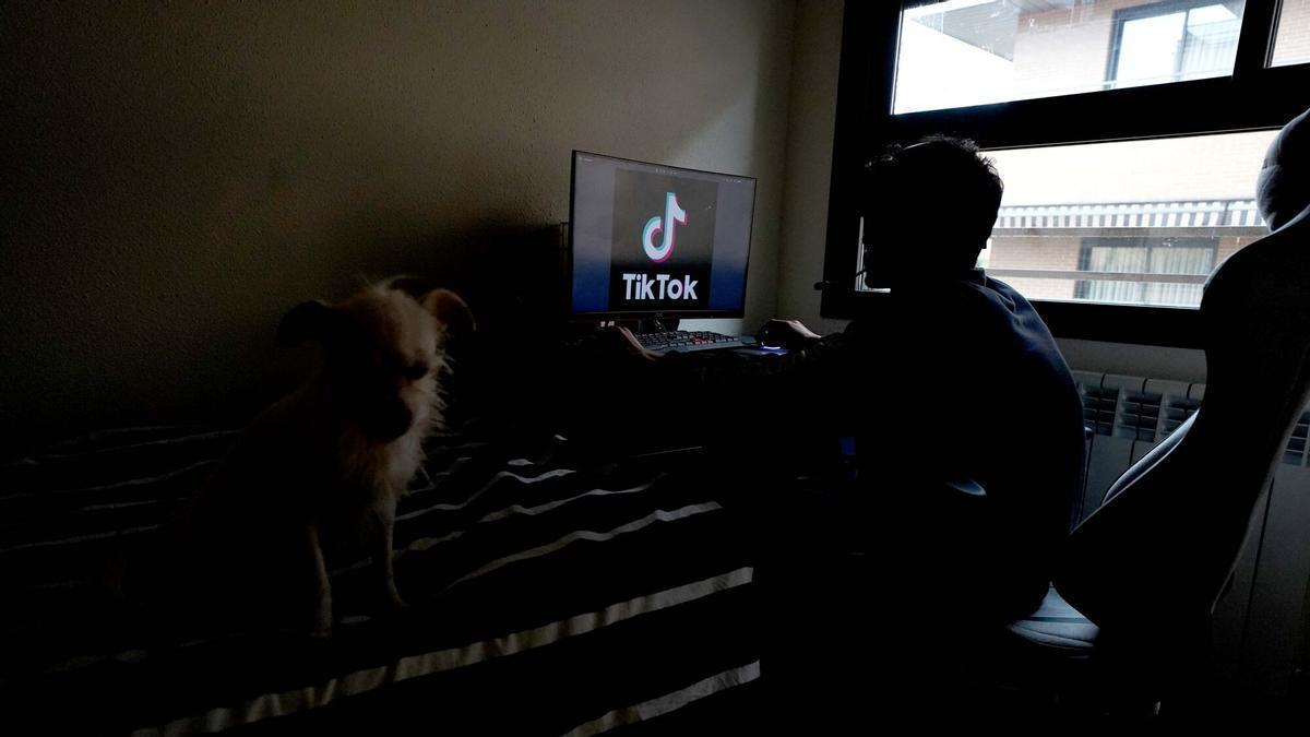 Una persona mira la red social Tik-Tok.