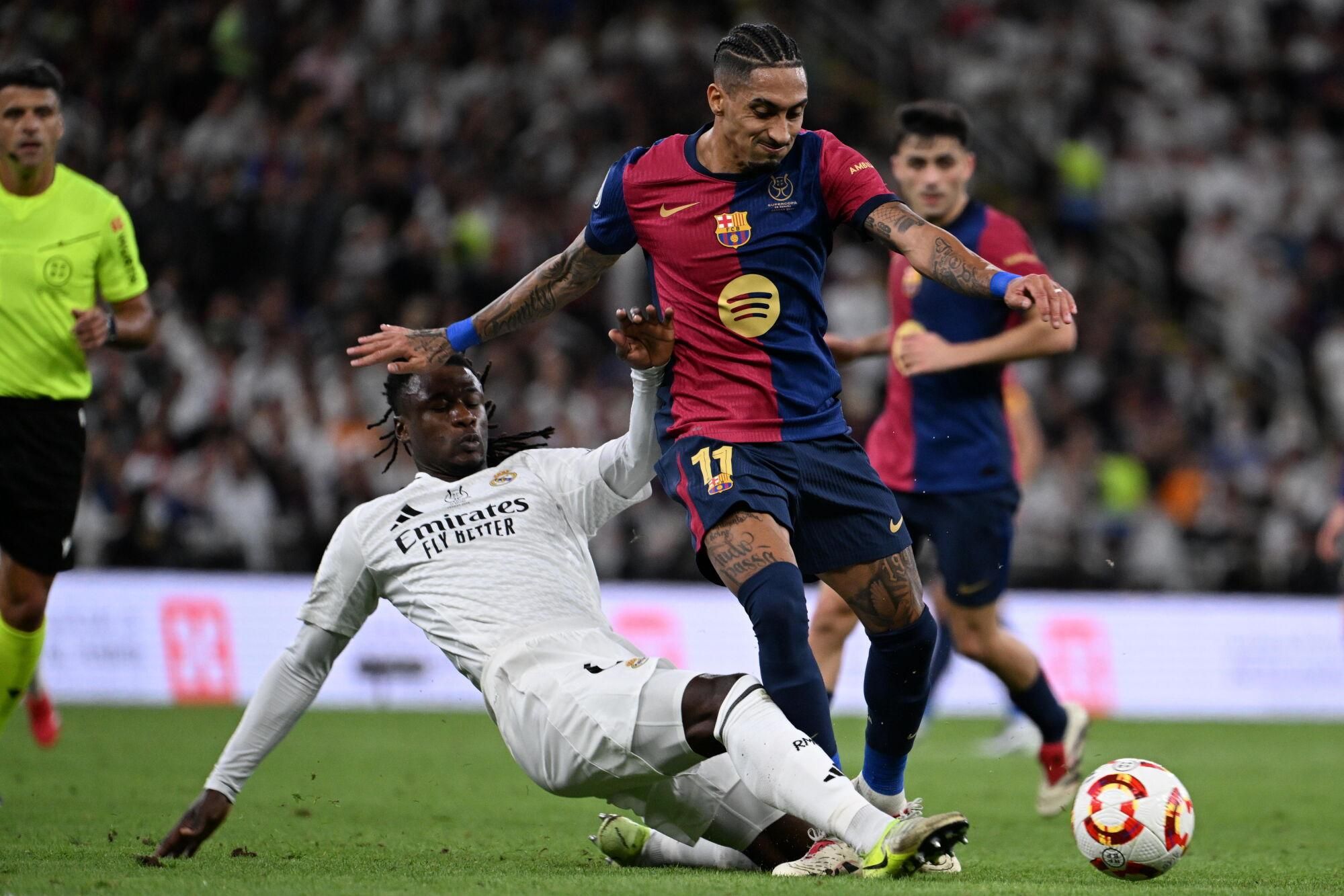 Jeddah (Saudi Arabia), 12/01/2025.- Eduardo Camavinga of Real Madrid (L) in action against Raphinha of Barcelona during the final of the Spanish Super Cup, the Supercopa de Espana, between Real Madrid and FC Barcleona in Jeddah, Saudi Arabia, 12 January 2025. (Arabia Saudita) EFE/EPA/STR