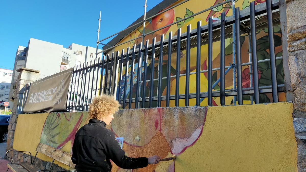 Marta Lapeña, pintando en el exterior del IES Gabriel y Galán de Plasencia.