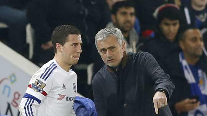 Mourinho habla con Hazard durante el partido en Leicester. // Reuters
