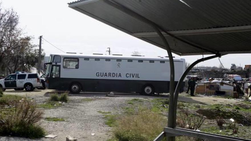 La Guardia Civil llevó un autobús para trasladar a los detenidos.