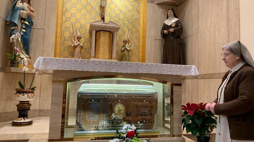 La hermana superiora de la orden, Inmaculada Ríos, en la capilla de Madre Carmen.