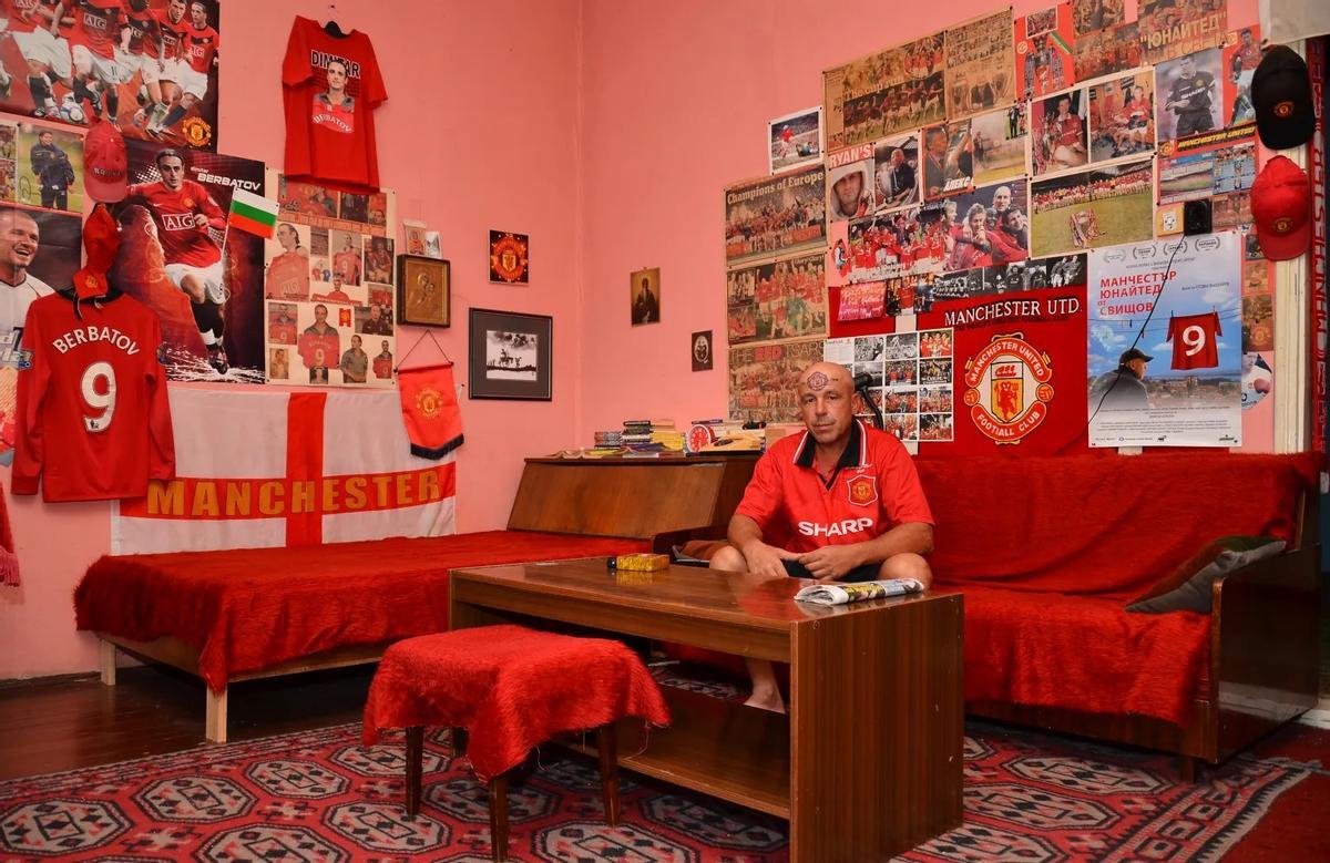 Mr. Manchester United en su casa decorada con motivos de los 'Red Devils'.