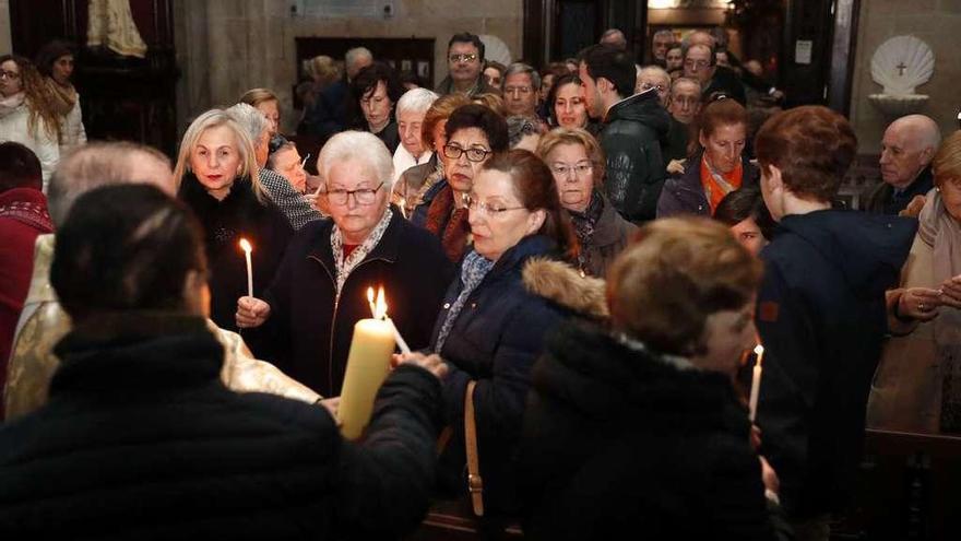 Feligreses encienden las velas anoche en la Concatedral. // José Lores