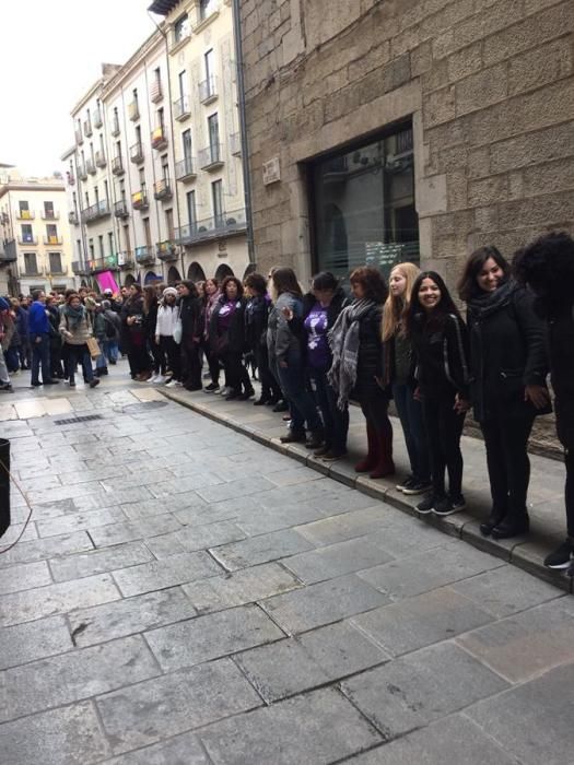 Cadena humana a Girona amb motiu de la vaga feminista