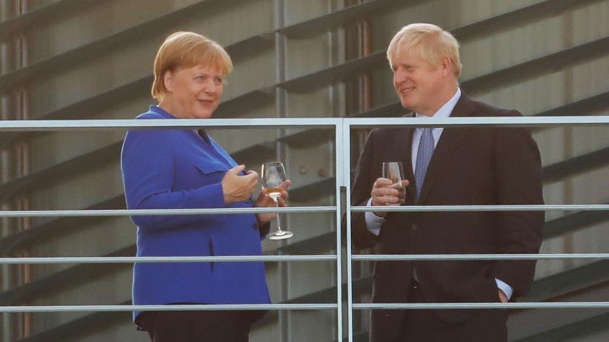 Merkel y Johnson, ayer en la sede de la cancillería en Berlín.