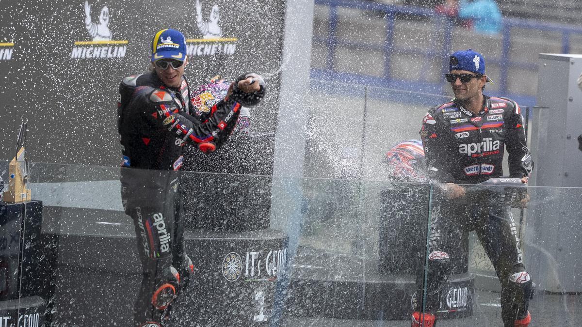 Bezzecchi y Martín celebran en el podio del GP de Francia