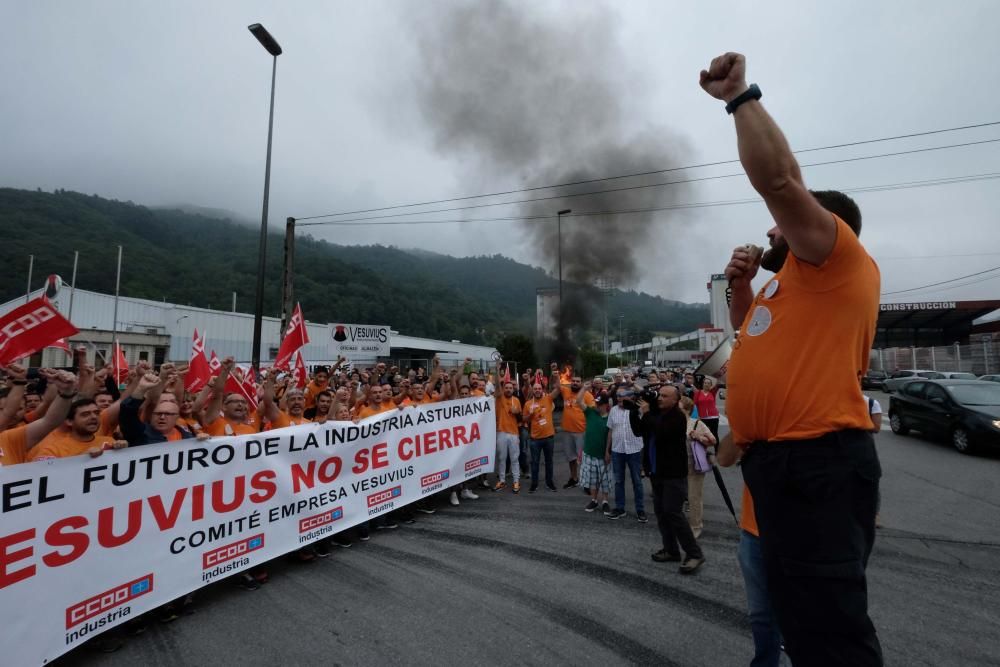 Siete mil personas claman en Langreo contra el cierre de Vesuvius