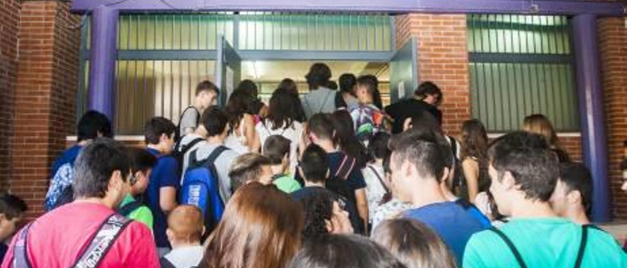 Alumnos de Secundaria entrando en el instituto el primer día del curso.