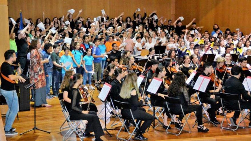 Escolares cantando el Himno de Canarias.