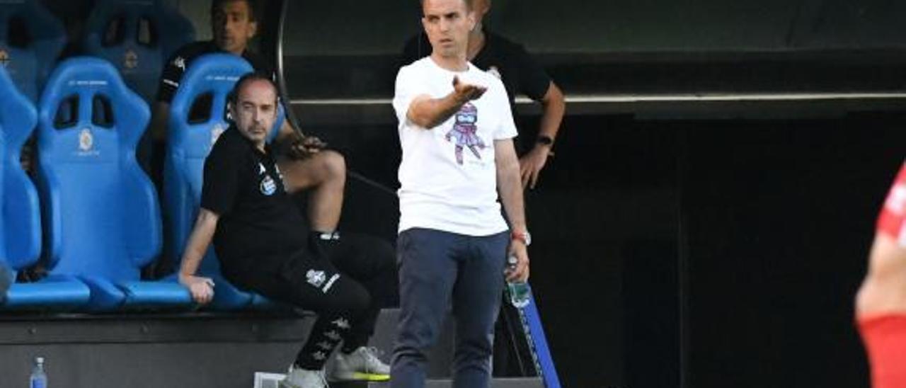 Borja Jiménez da instrucciones ayer en Riazor. |  // ARCAY / ROLLER AGENCIA