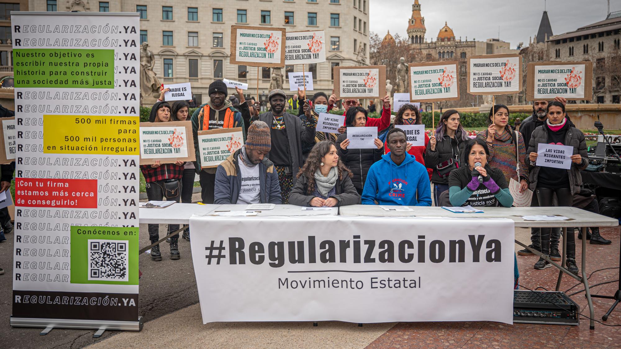 Recogida de firmas para la regularización de migrantes en situación  administrativa irregular en plaza de Catalunya