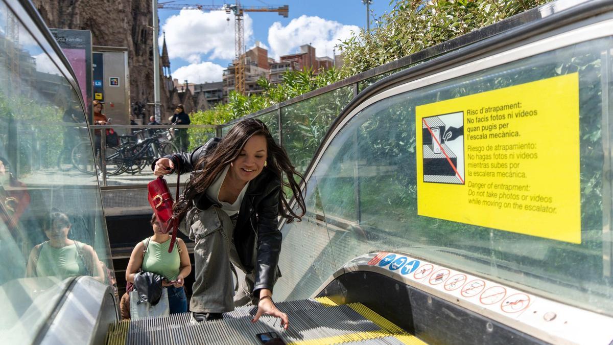 TMB aplica una medida 'antipostureo' en la salida del metro de Sagrada Família de Barcelona