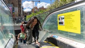 Las escaleras mecánicas de salida de la estación de metro Sagrada Familia de Barcelona se han hecho virales, hasta el punto de que la autoridad de transportes barcelonesa ha tenido que colocar carteles advirt